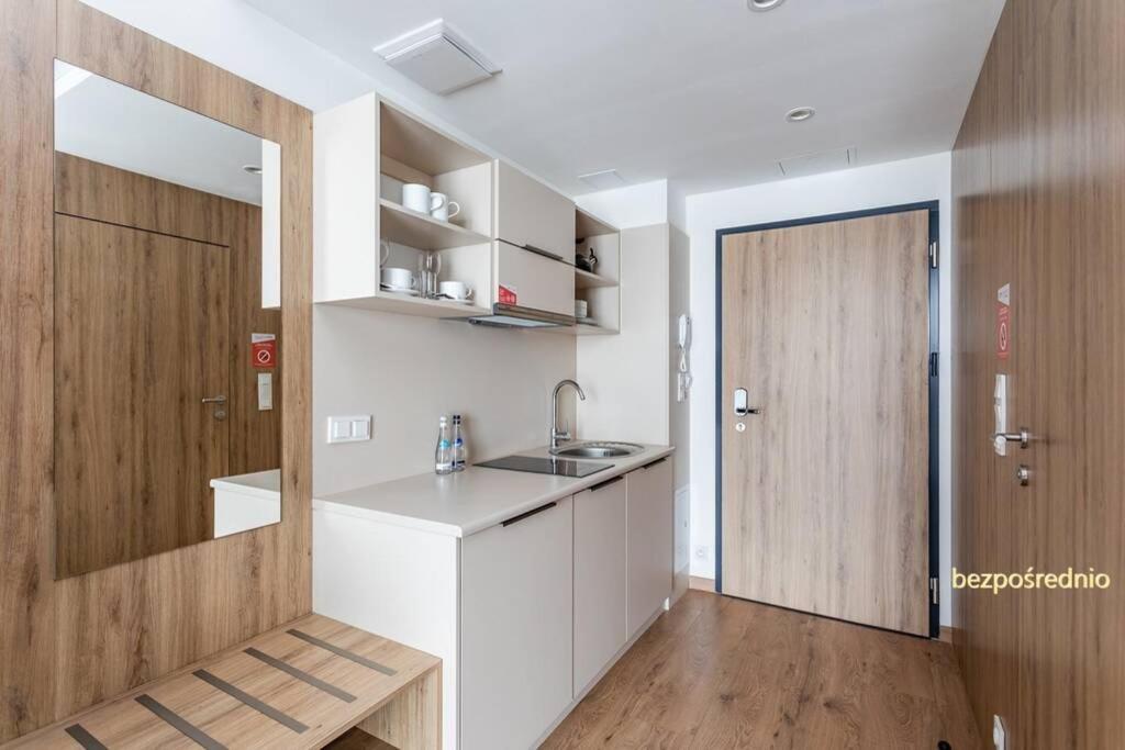 Apartament W Warszawie Dedykowany Parking Podziemny W Cenie, Wifi, Blisko Centrum New Apartment In Warsaw Finished To A High Specification Fitted Out To A High Standard On The 7Th Floor, Wifi, Underground Parking Price Included Luaran gambar