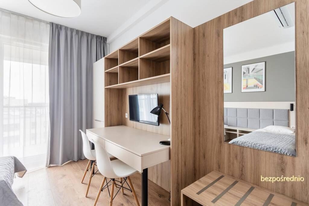 Apartament W Warszawie Dedykowany Parking Podziemny W Cenie, Wifi, Blisko Centrum New Apartment In Warsaw Finished To A High Specification Fitted Out To A High Standard On The 7Th Floor, Wifi, Underground Parking Price Included Luaran gambar